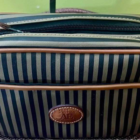 Allen Edward Leather Shoulder Bag - Picture 13 of 13